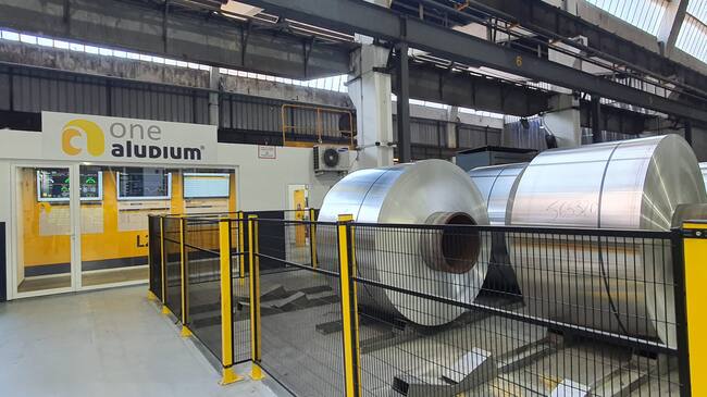Bobinas de banda plana de aluminio en la planta de Aludium de Alicante