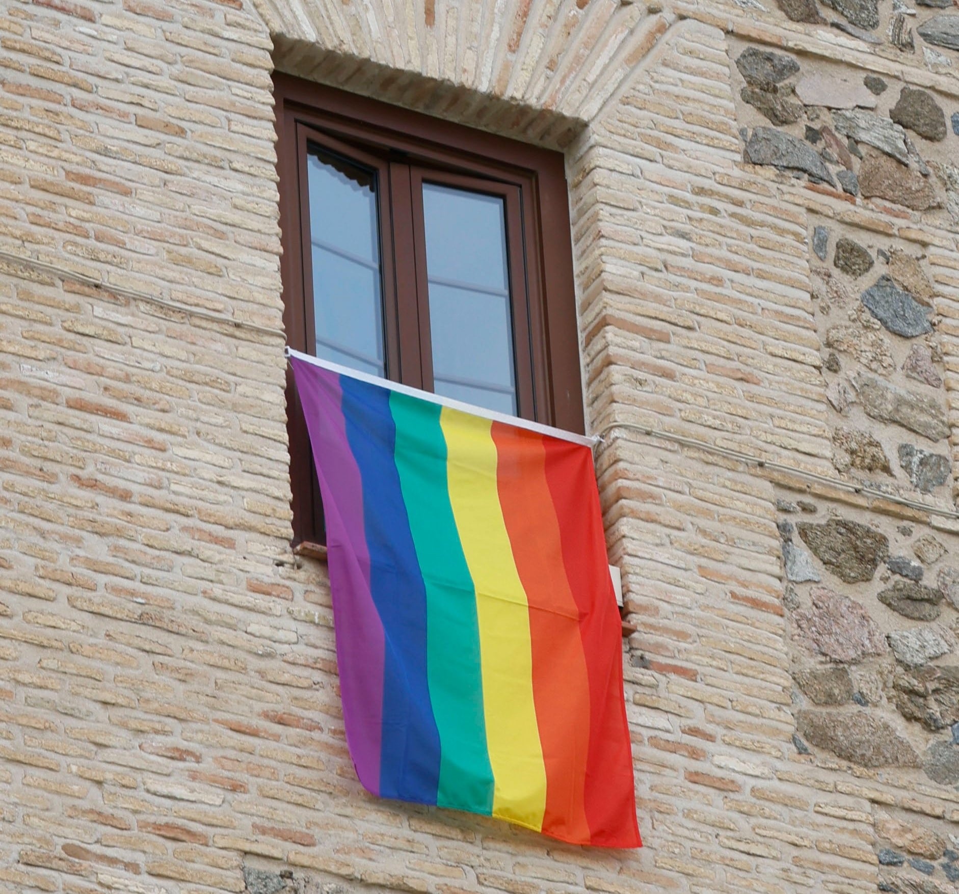 Bandera arcoíris en la fachada de las Cortes de Castilla-La Mancha con motivo del Orgullo LGTBIQ+