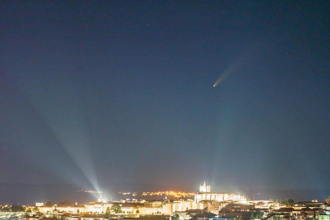 Cometa Neowise y contaminación lumínica de Ávila, desde la ermita de Sonsoles