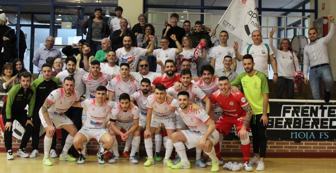 Los jugadores del Noia celebraron la remontada con sus aficionados