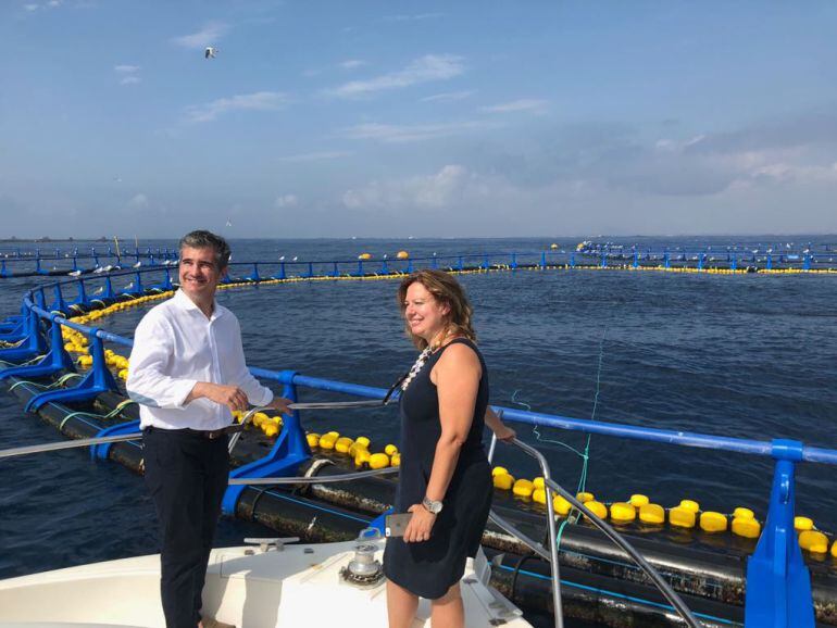 El consejero de Agua, Agricultura, Ganadería y Pesca, Miguel Ángel del Amor, junto a la alcaldesa de San Pedro del Pinatar, Visitación Martínez, visitando el polígono acuícola