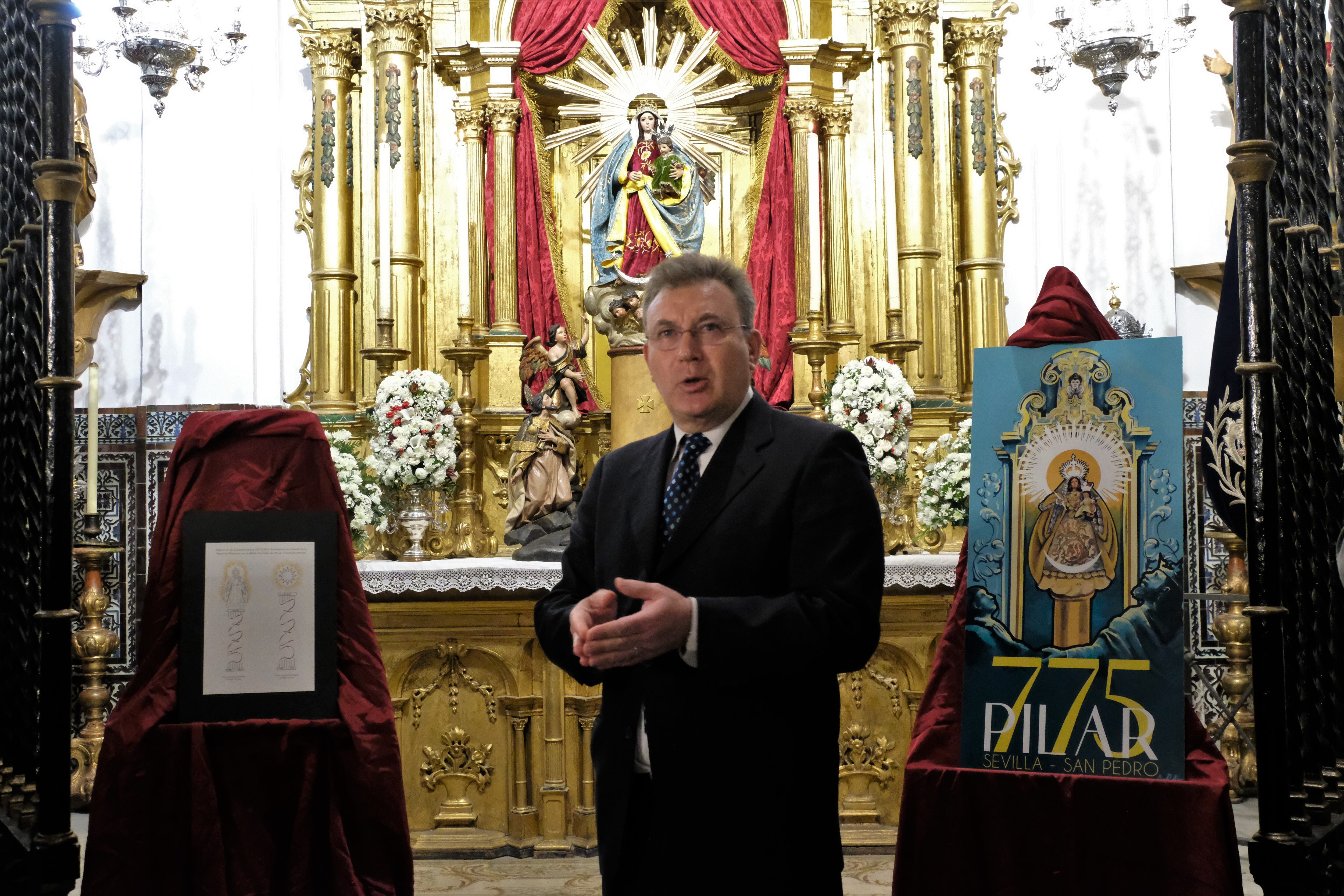 El hermano mayor del Pilar, entre el logo y el cartel del 775 aniversario de la corporación