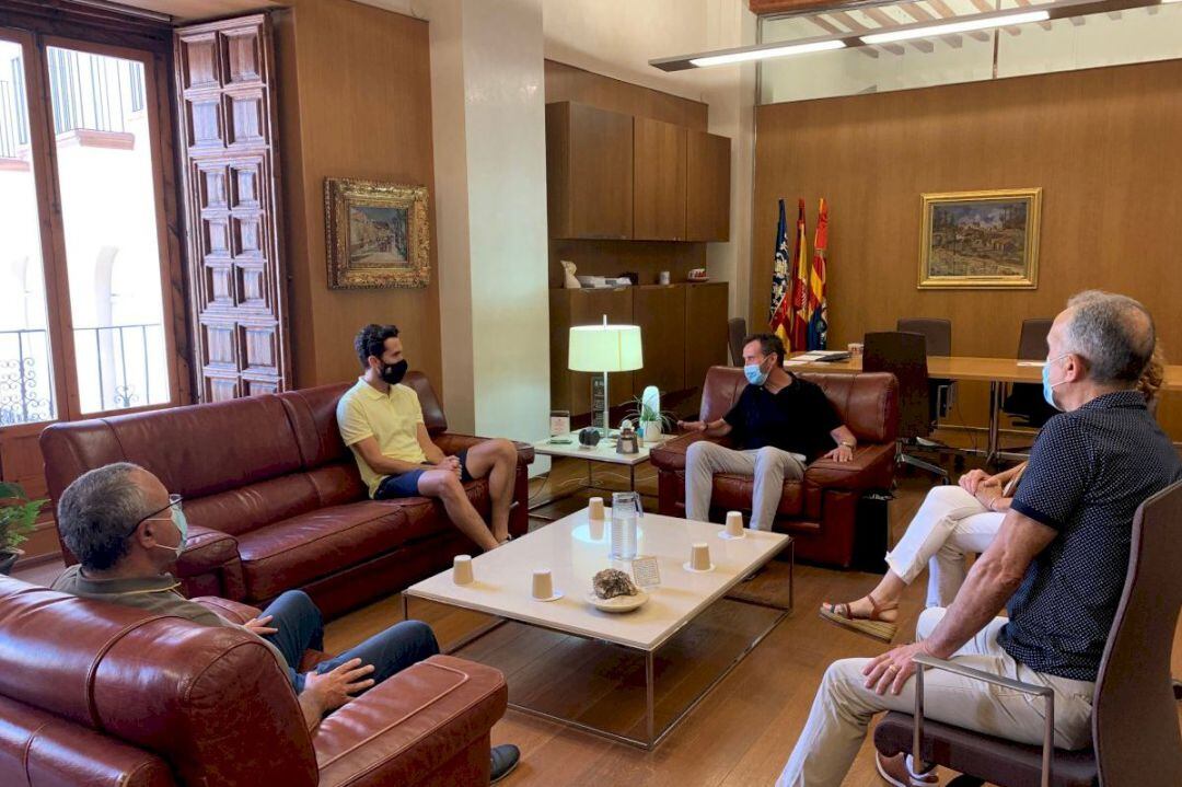 Raúl Martínez con el alcalde, Carlos González