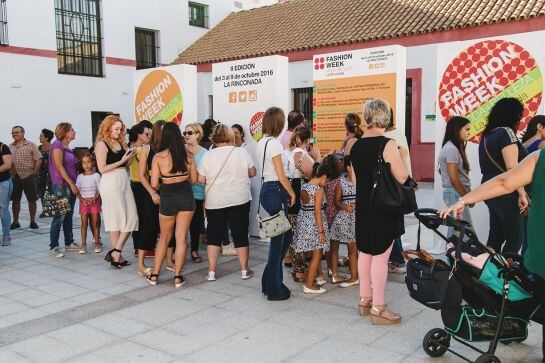 Vecinos participando en los casting que se han convocado para la Fashion Week de La Rinconada