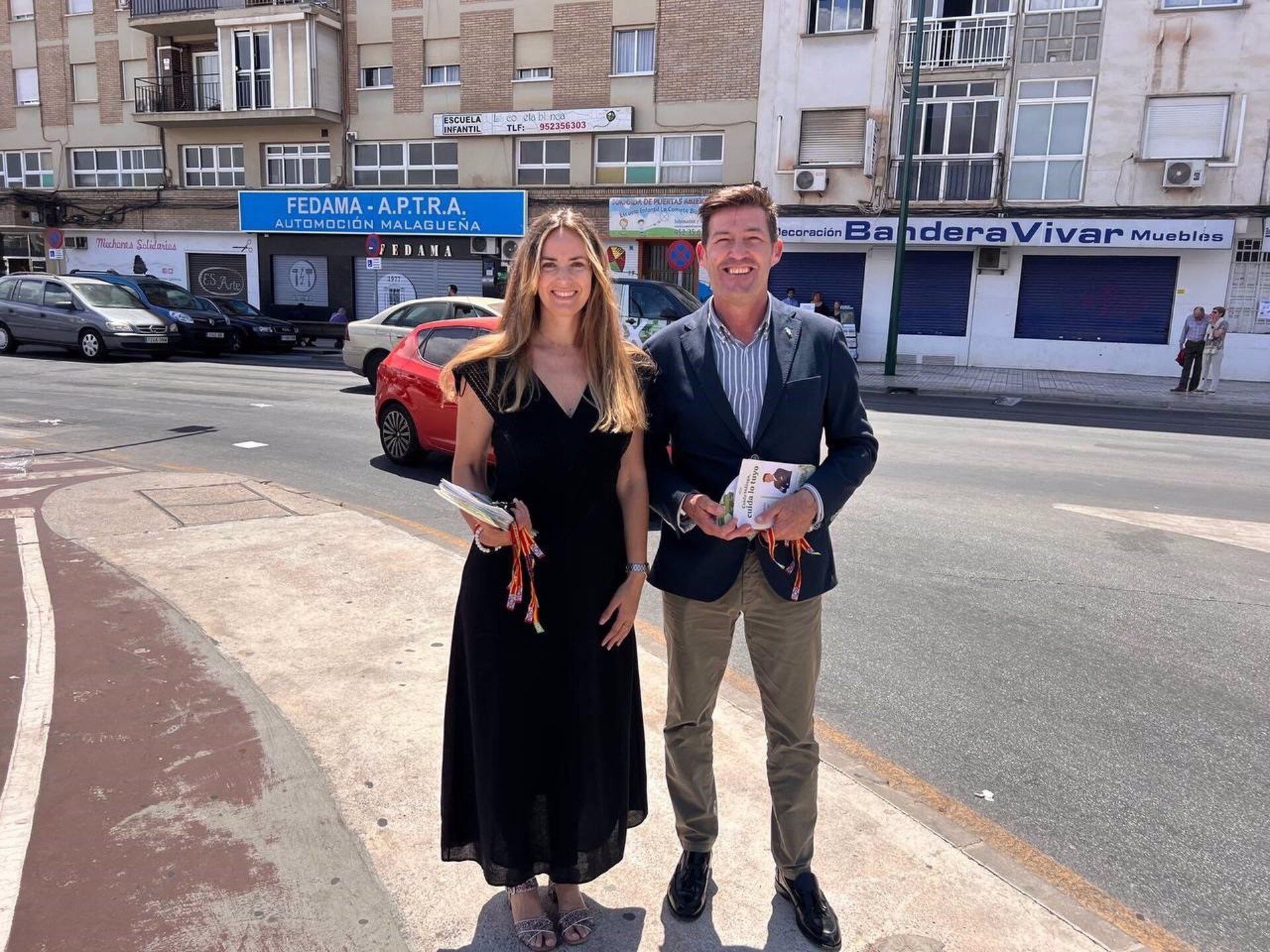 El candidato de Vox a la Alcaldía de Málaga, Antonio Alcázar, junto a la número 2, Yolanda Gómez, en Carretera de Cádiz.
¡