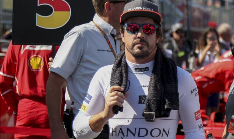 Fernando Alonso pasea en el GP de Japón de Fórmula 1