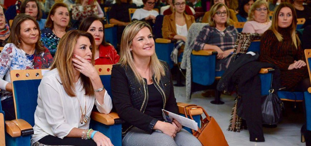 Susana Díaz, en Baeza, junto a la alcaldesa de la localidad, Lola Marín