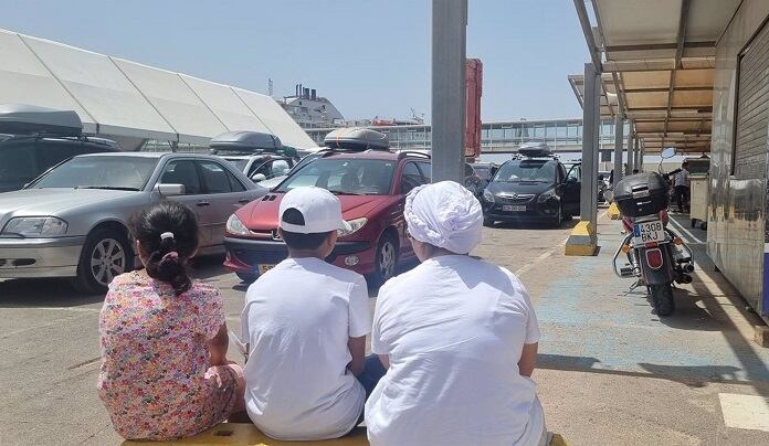 Pasajeros esperan a embarcar en un ferry