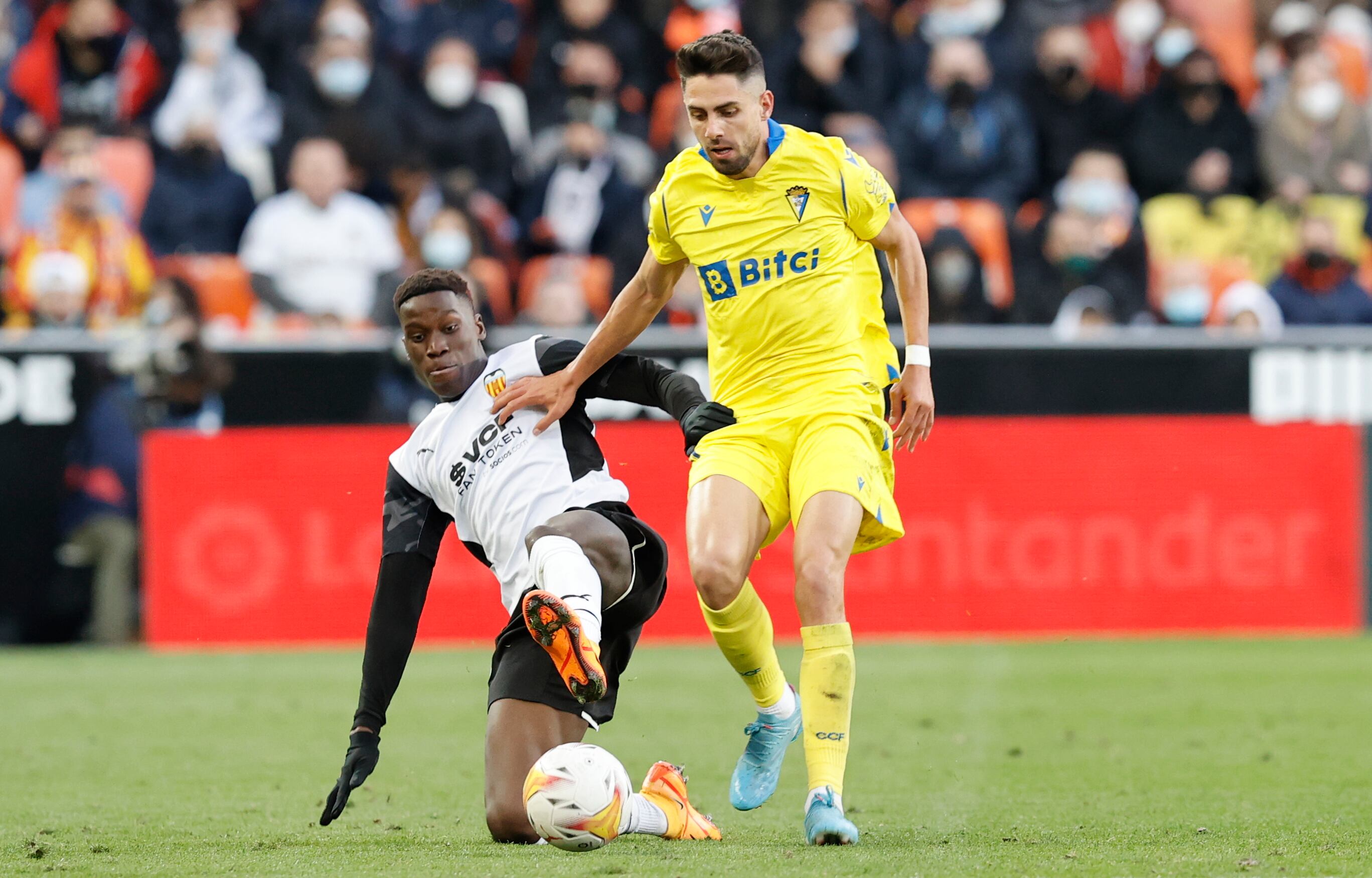 VALENCIA, 03/04/2022.- El centrocampista del Valencia, Ilaix Moriba Kourouma (i), disputa el balón ante el jugador del Cádiz, Rubén Sobrino, durante el partido de la jornada 30 de Liga en Primera División que disputan hoy domingo en el estadio de Mestalla, en Valencia. EFE/Kai FORSTERLING