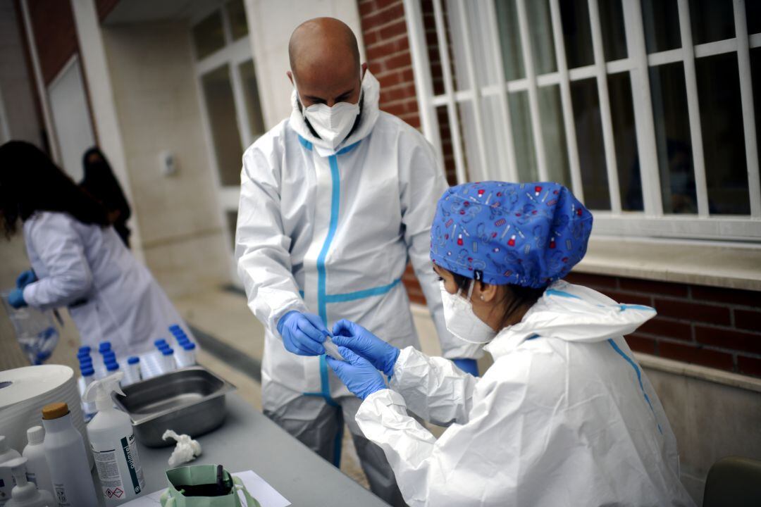 Personal sanitario con muestras de PCR. 