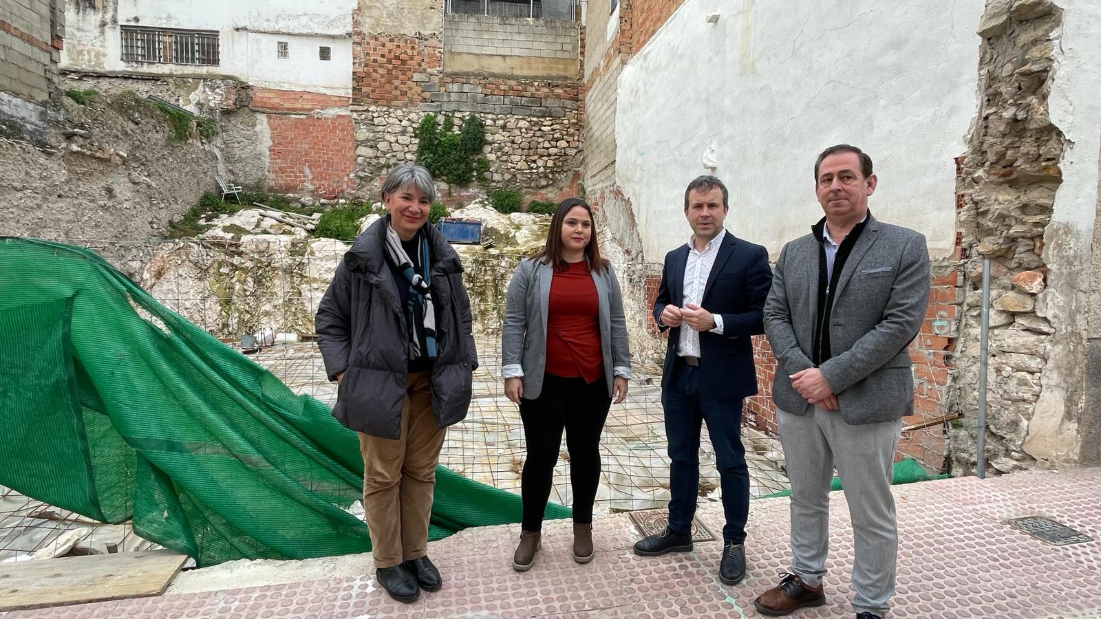 La concejala socialista, Ángeles Díaz (segundo por la izqda), junto a otros ediles del PSOE, en el solar de la calle Hospitalico.