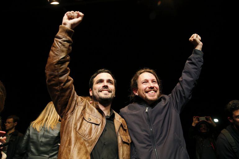 Los líderes de Podemos, Pablo Iglesias (d), y de Izquierda Unida, Alberto Garzón (i), el día que anunciaron el acuerdo