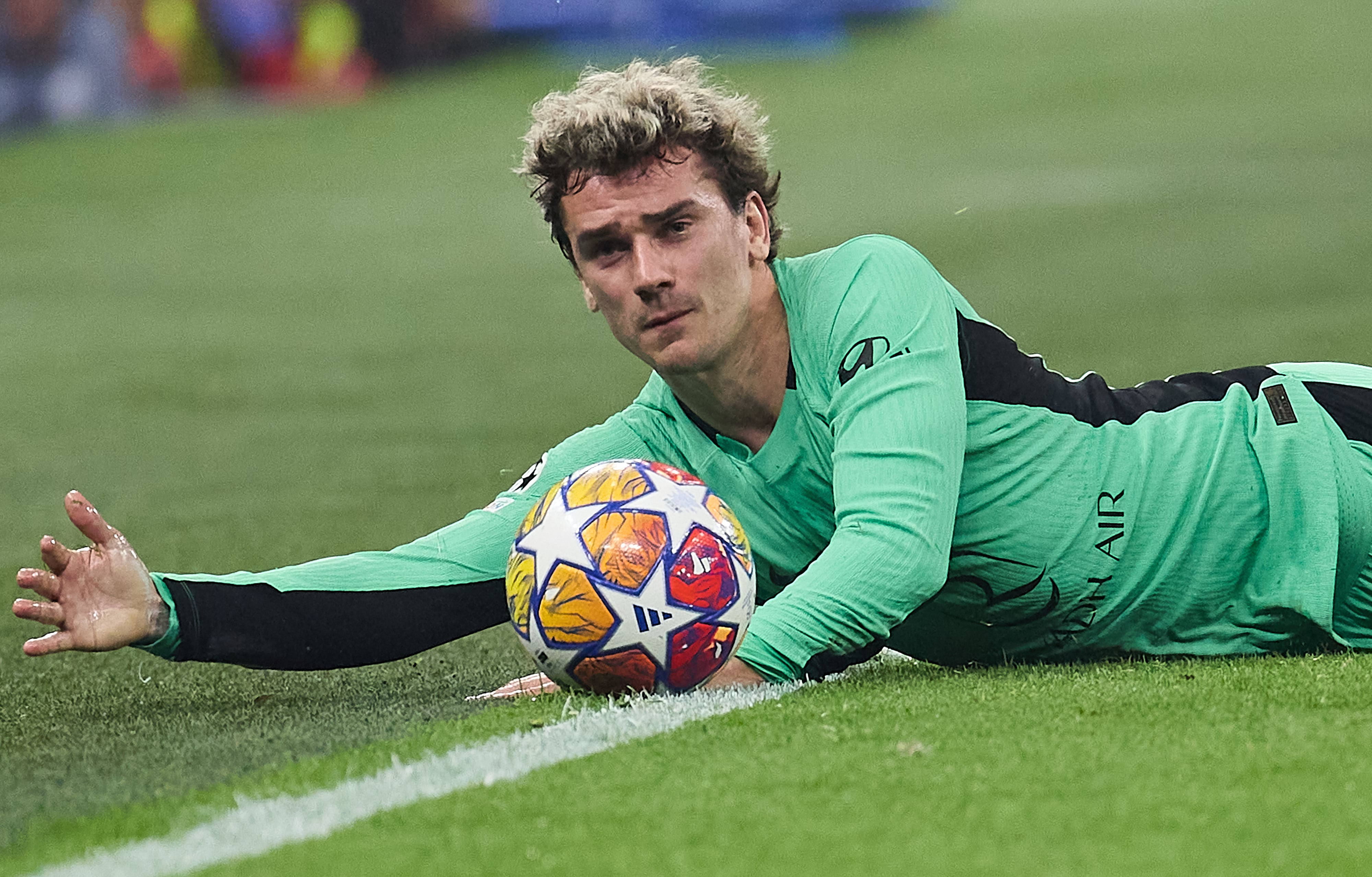 Antoine Griezmann, tras una entrada durante el partido entre Inter de Milan y Atlético de Madrid