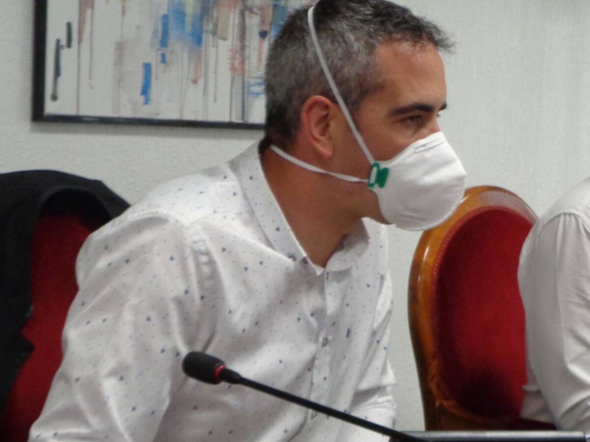 El bipartito cuenta con el apoyo de Vox para la puesta a punto de la piscina