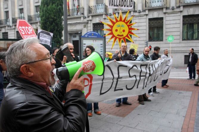 Manifestación en la Plaza de España de Stop Desahucios mientras ocupaban Caja España y Caja Laboral