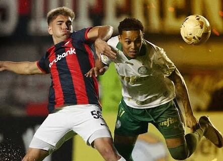 El futbolista del Almería, cedido en el Palmeiras, saca la cabeza en la Copa Libertadores.