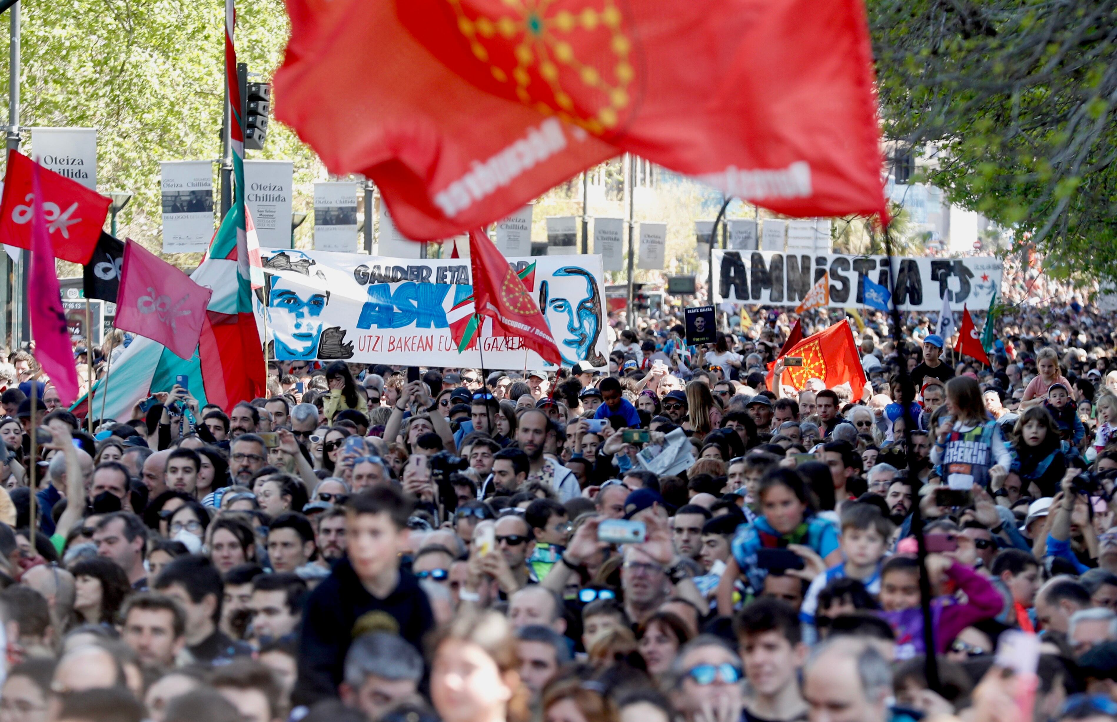 La Korrika, la popular marcha bienal en favor del euskera y de la red de euskaltegis de AEK, concluyó este domingo en San Sebastián. EFE/Juan Herrero