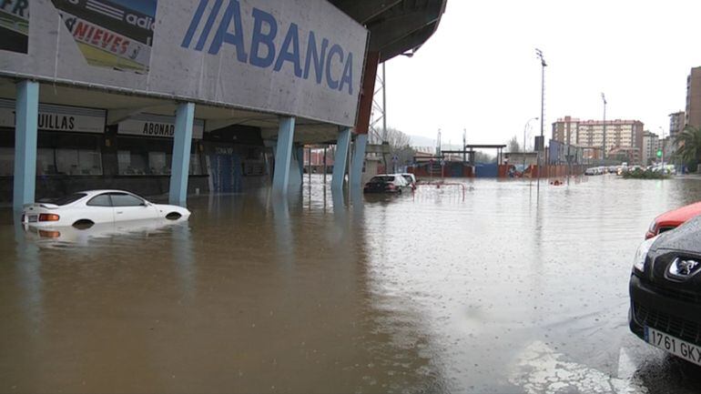 Los sucesivos temporales han provocado el desbordamiento del río Lagares, en Vigo, y con él las inundaciones en diversos puntos de la ciudad olívica, como Balaídos  
