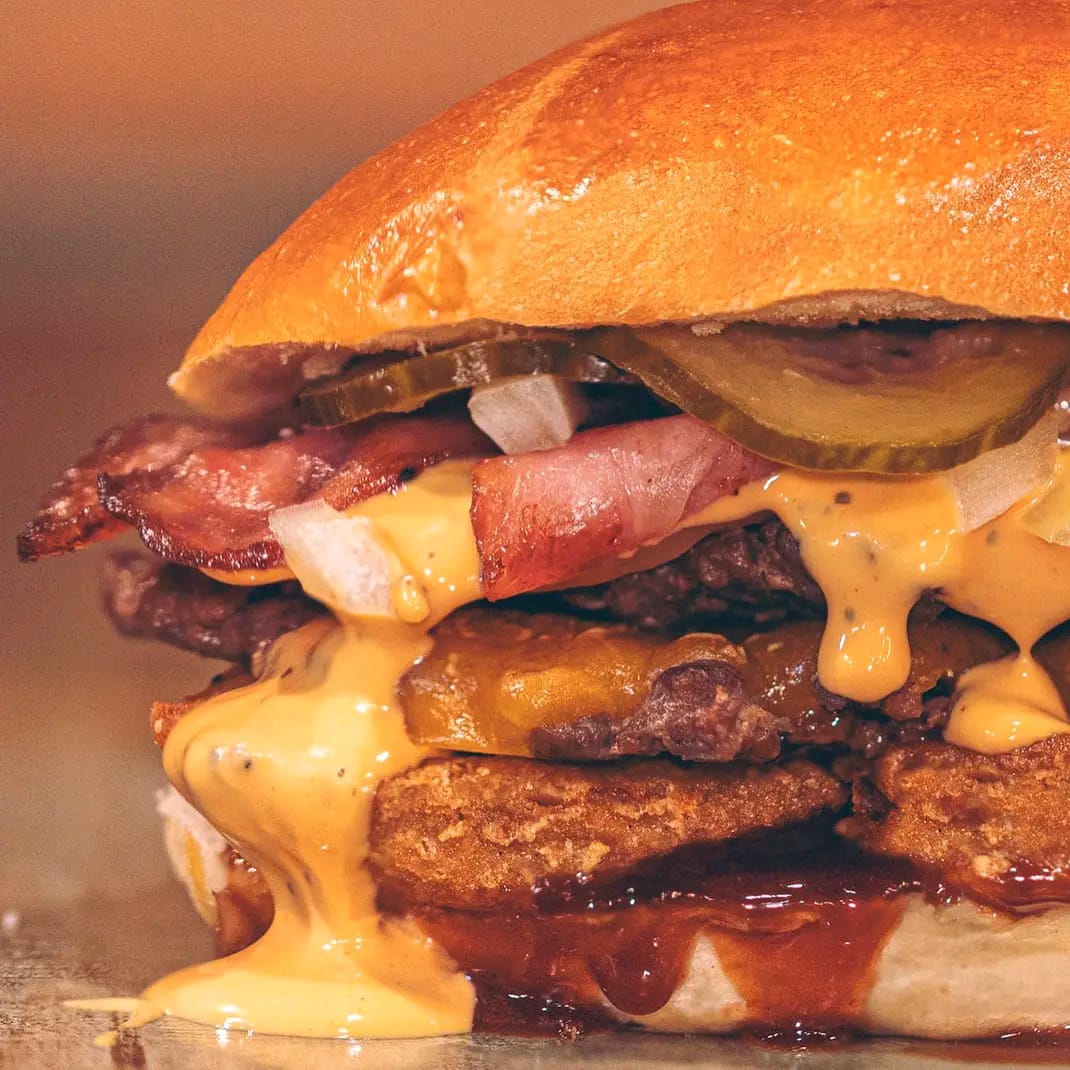 Primer plano de una de las hamburguesas de Salsa Chips