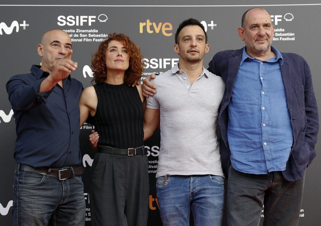 Los actores Eduard Fernández, Patricia López, y Karra elejalde, junto al director Alejandro Amenábar (centro).