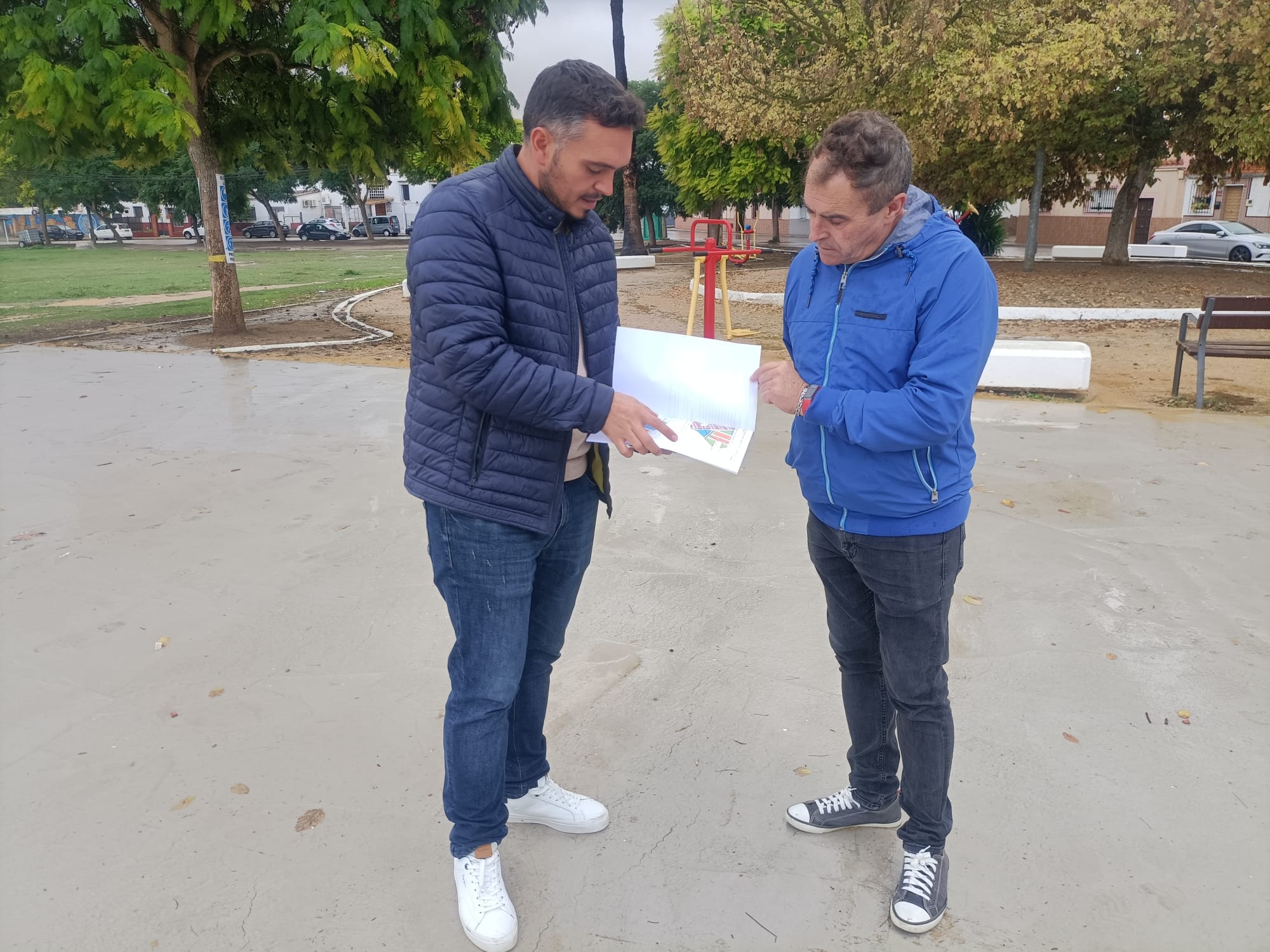 El delegado de Medio Rural y Deportes, Jesús Alba, acompañado del delegado de Alcaldía, José Antonio Fernández, en su visita a Mesas de Asta / Ayuntamiento de Jerez