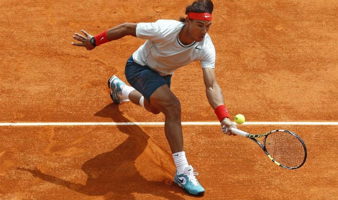 El español devuelve una bola a Jo-Wilfried Tsonga en la semifinal de Montecarlo, en la que se ha impuesto por 6-3 y 7-6.