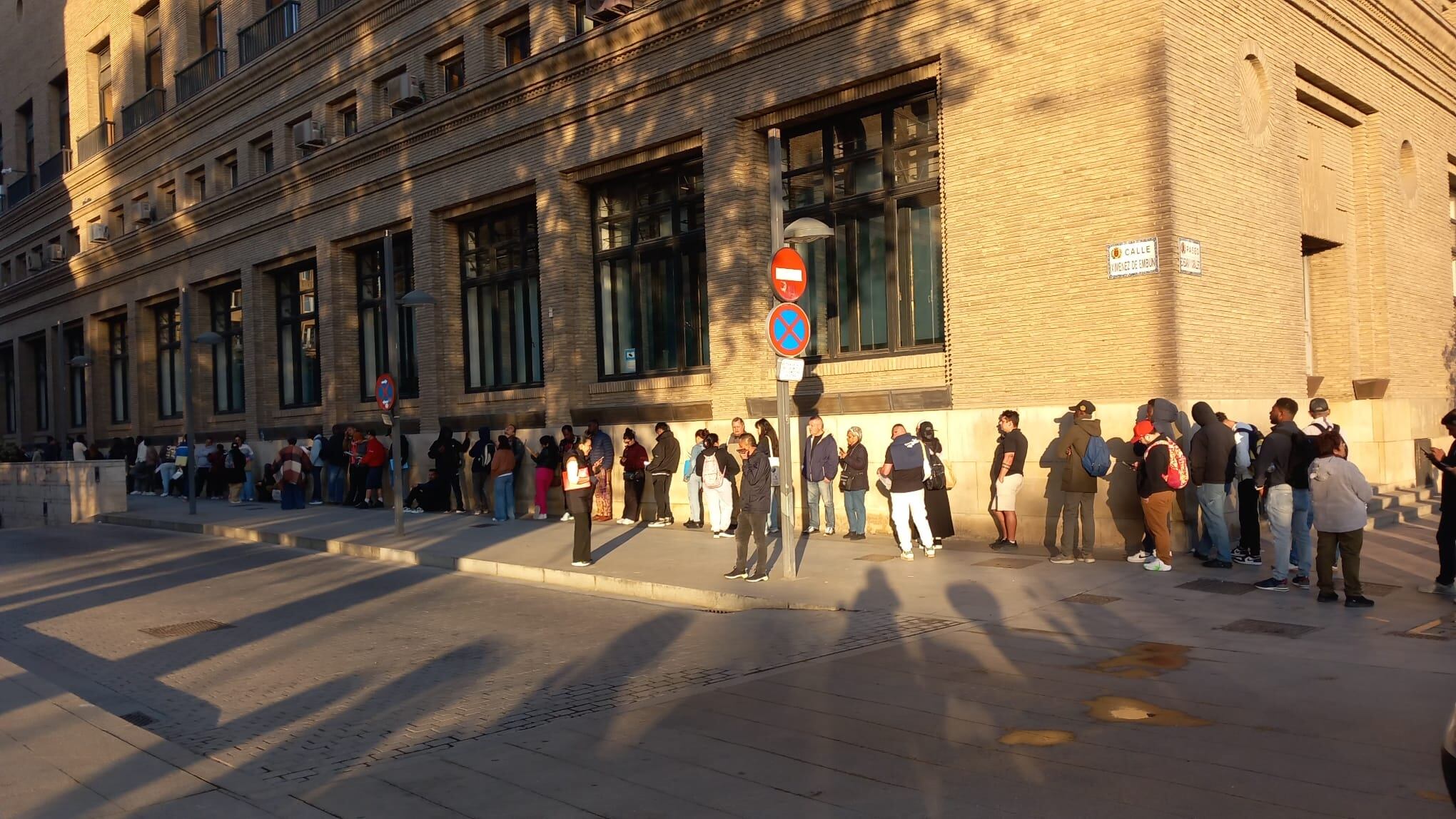 Largas filas este viernes por la mañana en el Ayuntamiento de Zaragoza para solicitar el padrón