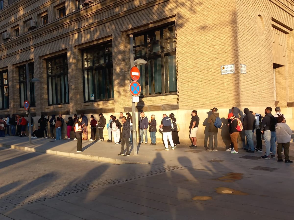 Vuelven las colas para pedir el padrón en el Ayuntamiento de Zaragoza: “Llevo aquí desde las 4.00 de la mañana”