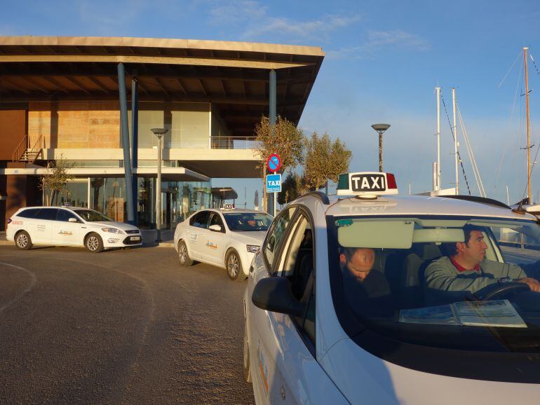 Taxistas en  una parada en Formentera