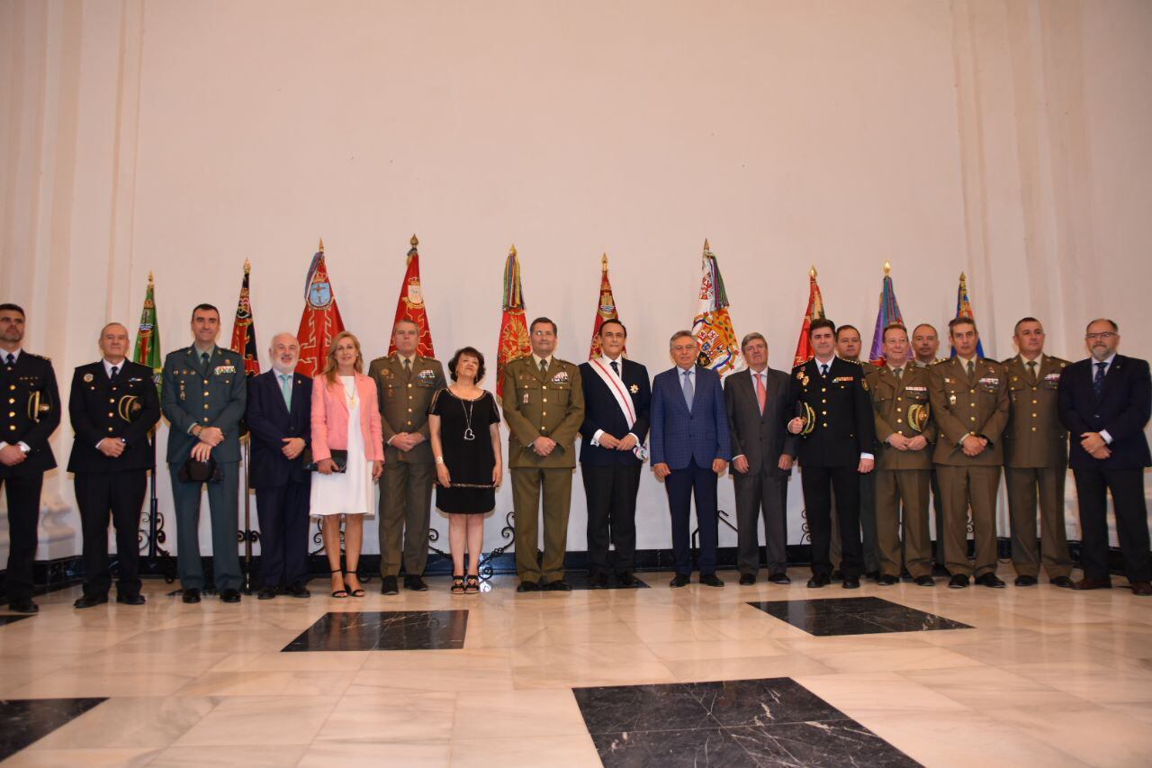 Acto de distinción con la Cruz al Mérito Militar con distintivo blanco al rector de la Universidad de Córdoba por parte del Jefe del Estado Mayor del Ejército, Amador Enseñat