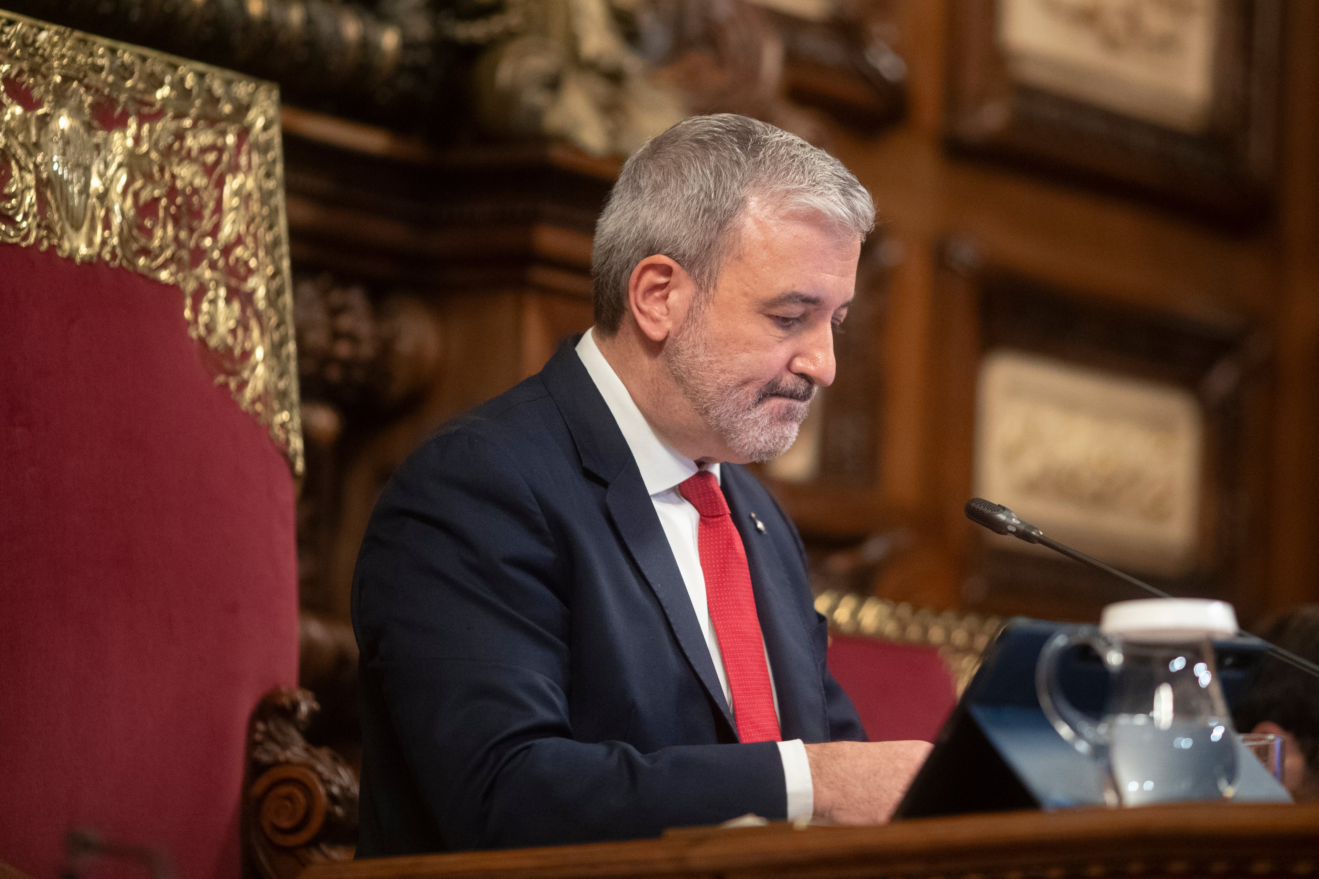 El alcalde de Barcelona, Jaume Collboni, durante el pleno del Ayuntamiento de Barcelona.