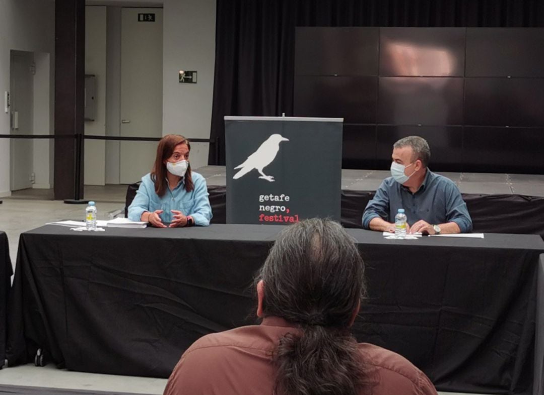 La alcaldesa de Getafe, Sara Hernández, y el escritor Lorenzo Silva, comisario del Festival Getafe Negro, durante el anuncio de Adela Cortina, como Premio José Luis Sampedro 2020.