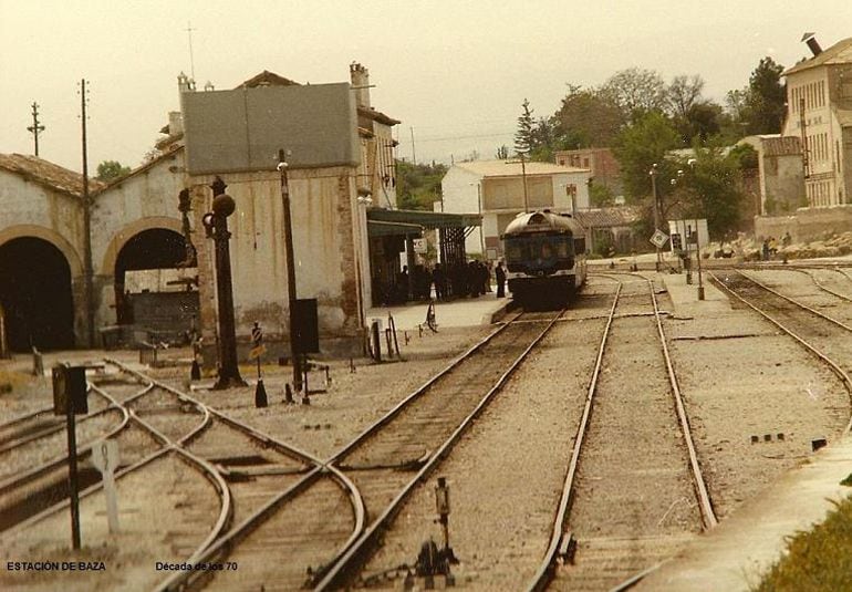 Imagen de la estación de tren de Baza(Granada) de los años 70 del pasado siglo vía www.agraft.es