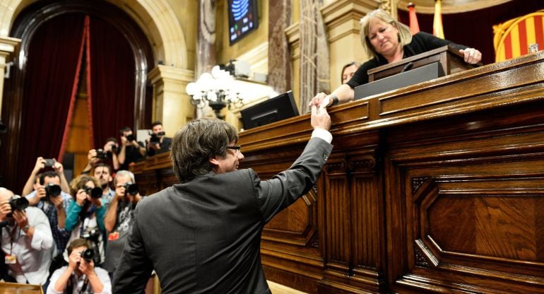 El presidente de la Generalitat, Carles Puigdemont, al votar en el Parlament 