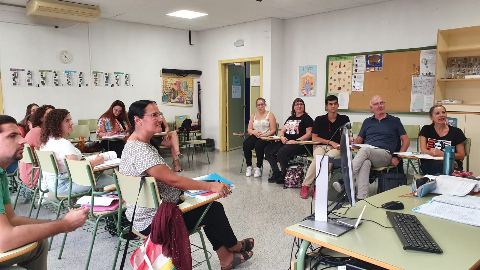 Un grupo de alumnos en un aula de la EOI de Alicante.