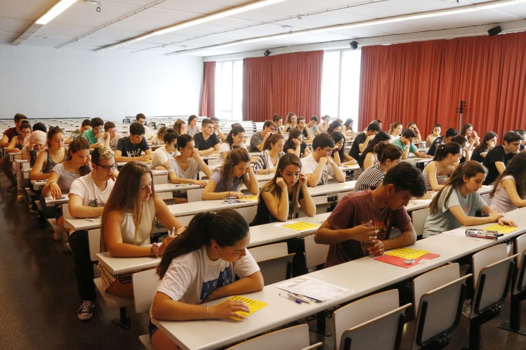 Alumnes realitzant les proves d'accés a la universitat