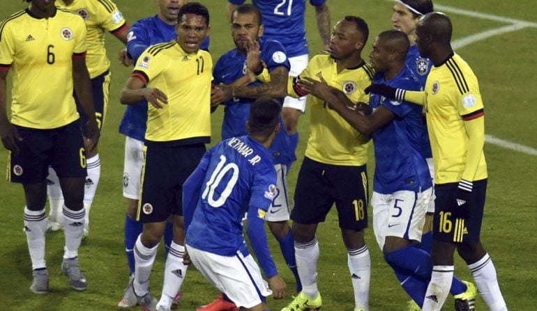 Neymar y Bacca fueron expulsados al final del choque entre Colombia y Brasil.