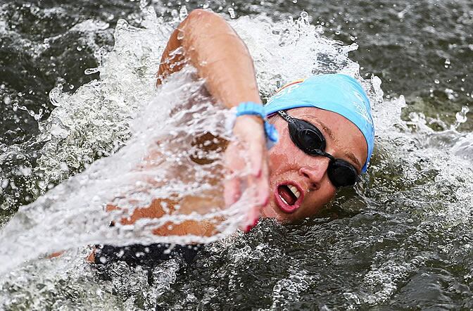 Mireia Belmonte nada en la prueba de 5 kilómetros de aguas abiertas