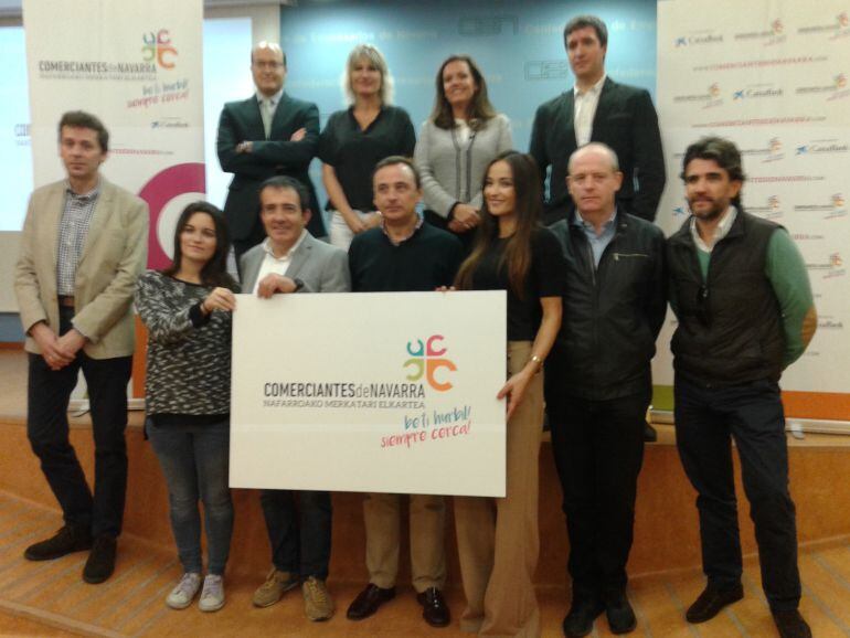 Representantes de las asociaciones de comerciantes, posan con el nuevo logo