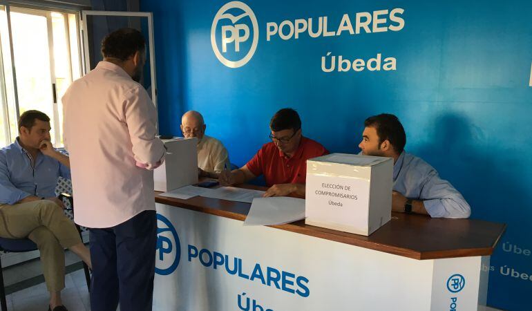 El presidente local del PP en Úbeda vota en las primarias