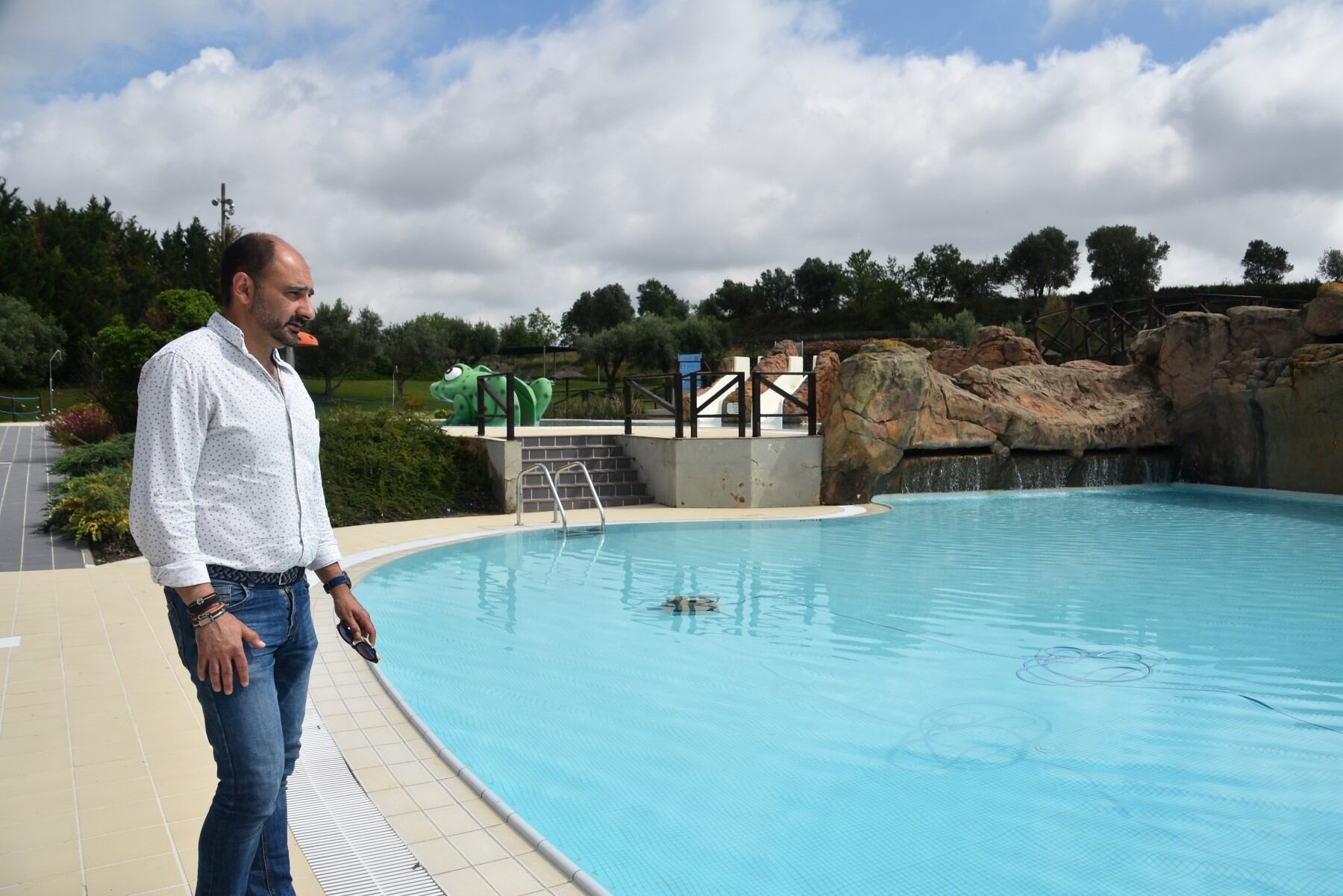 Alcalde de Barbastro, Fernando Torres, visitando las piscinas municipales en su apertura