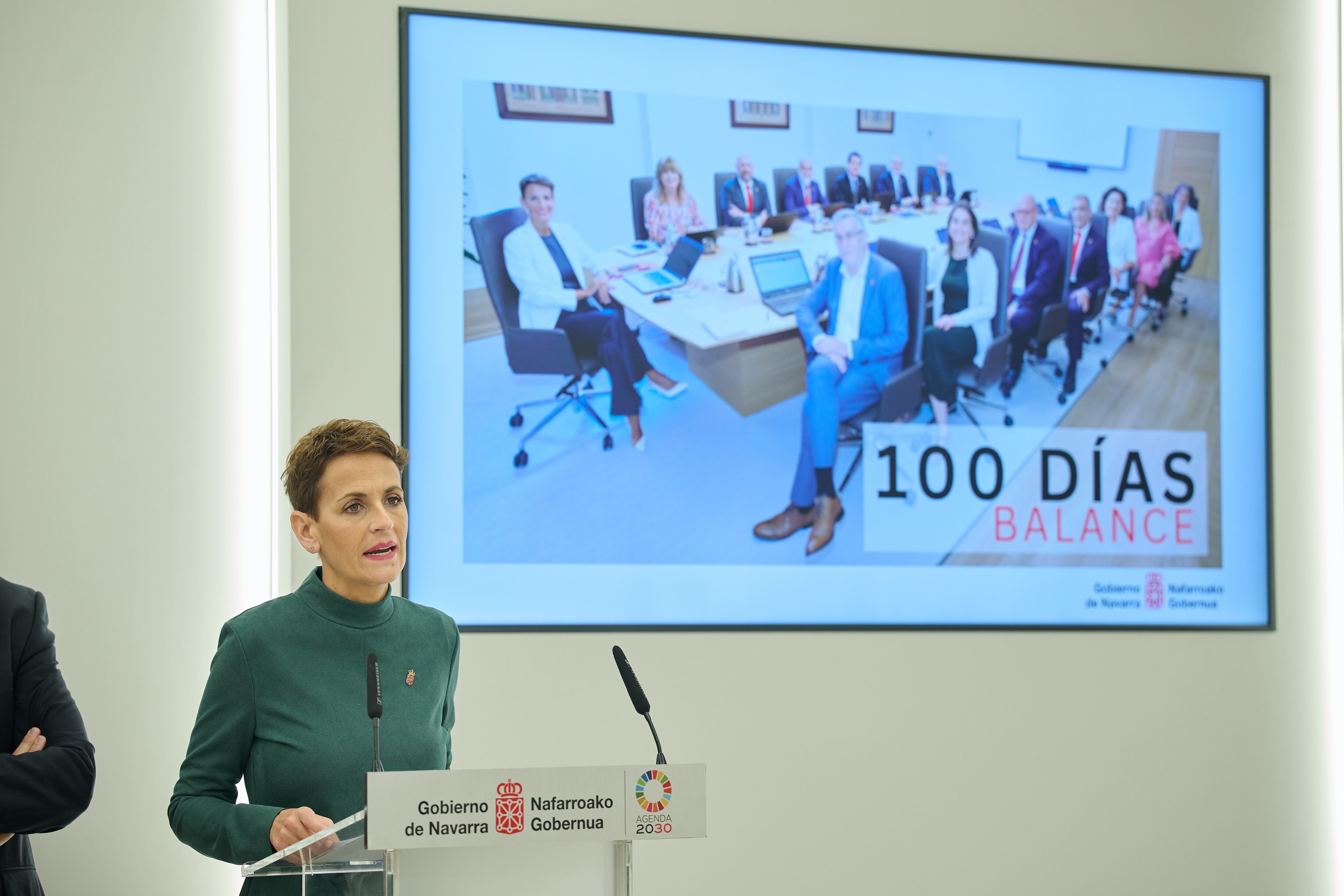 La presidenta de la Comunidad foral, María Chivite, (d) ha defendido la gestión en sus tres primeros meses de gestión de la legislatura, al frente de un  Ejecutivo