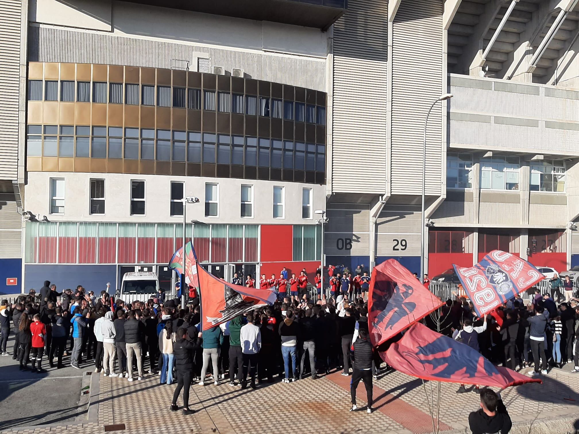 La plantilla de Osasuna recibida en el Sadar al acabar el último entrenamiento antes de la vuelta de semifinales de Copa