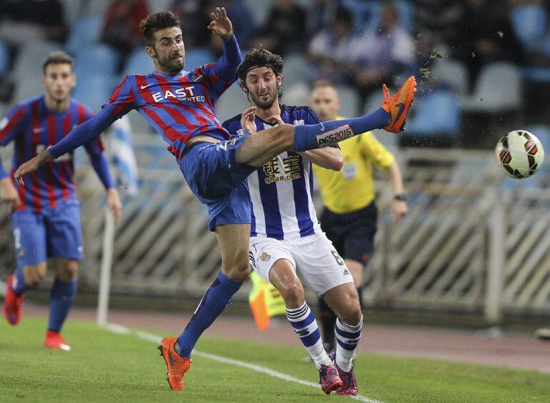 GRA550. SAN SEBASTIÁN, 01/05/2015.- El centrocampista de la Real Sociedad César Granero (d) disputa un balón con el centrocampista del Levante José Mari Martín-Berejano (i), durante el encuentro correspondiente a la jornada 35 de primera división que se juega esta tarde en el estadio de Anoeta, en San Sebastián. EFE/Juan Herrero