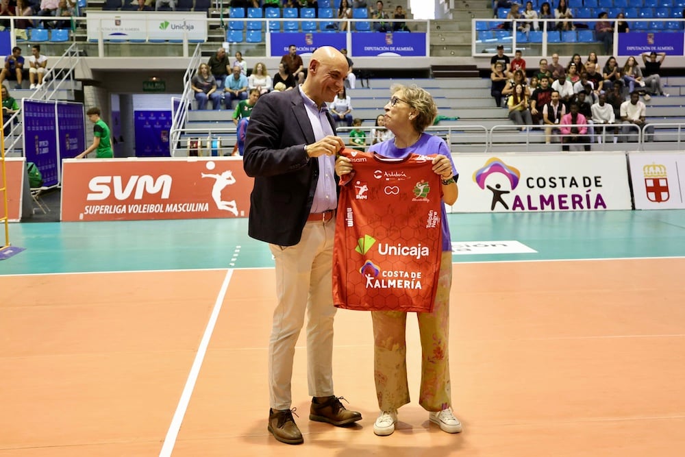 Alfredo Cortés junto a la representante de la Asociación almeriense.