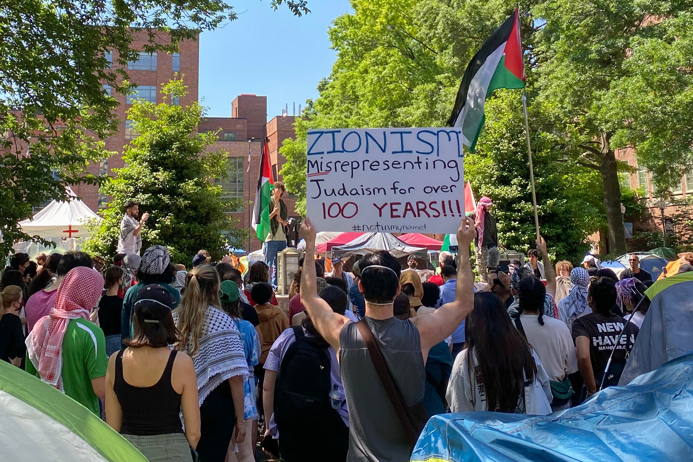 Estudiantes de la Universidad George Washington protestan para pedir por el fin de la guerra entre Hamás e Israel en feberero de 2024.