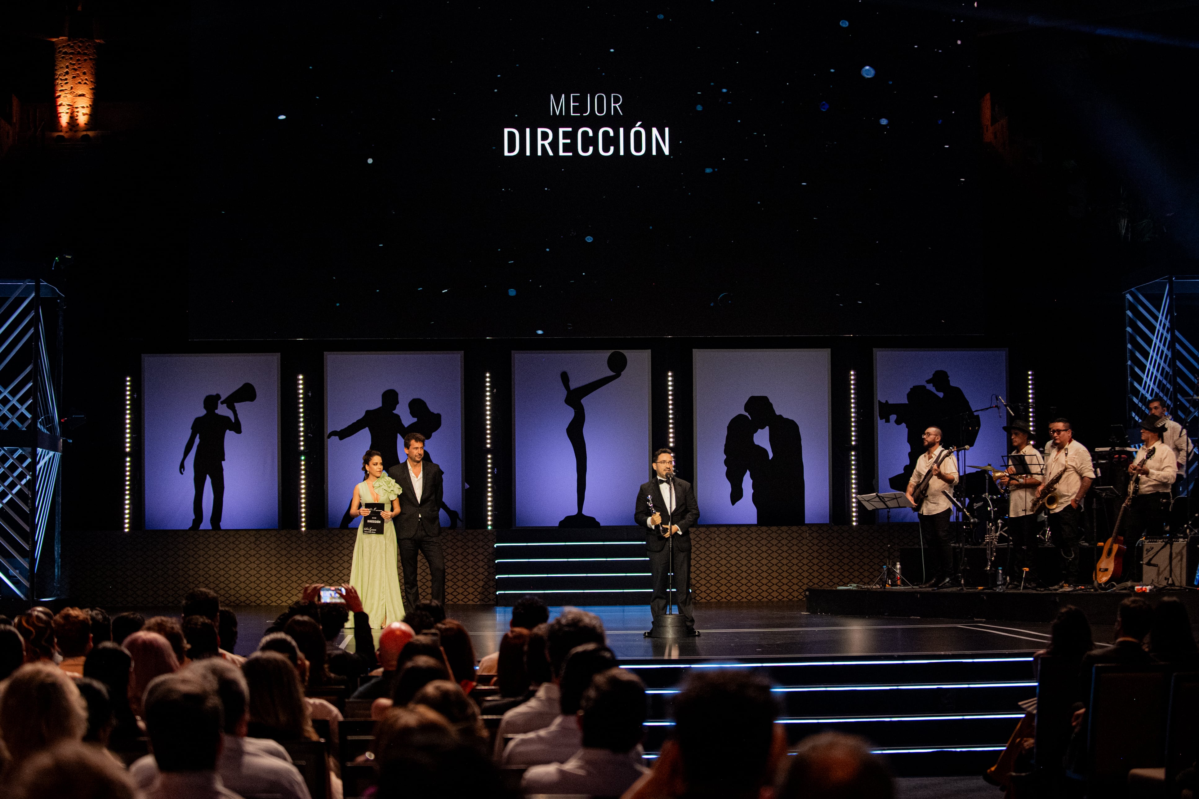 Juan Antonio Bayona recibe el premio a la mejor dirección por La Sociedad de la nieve