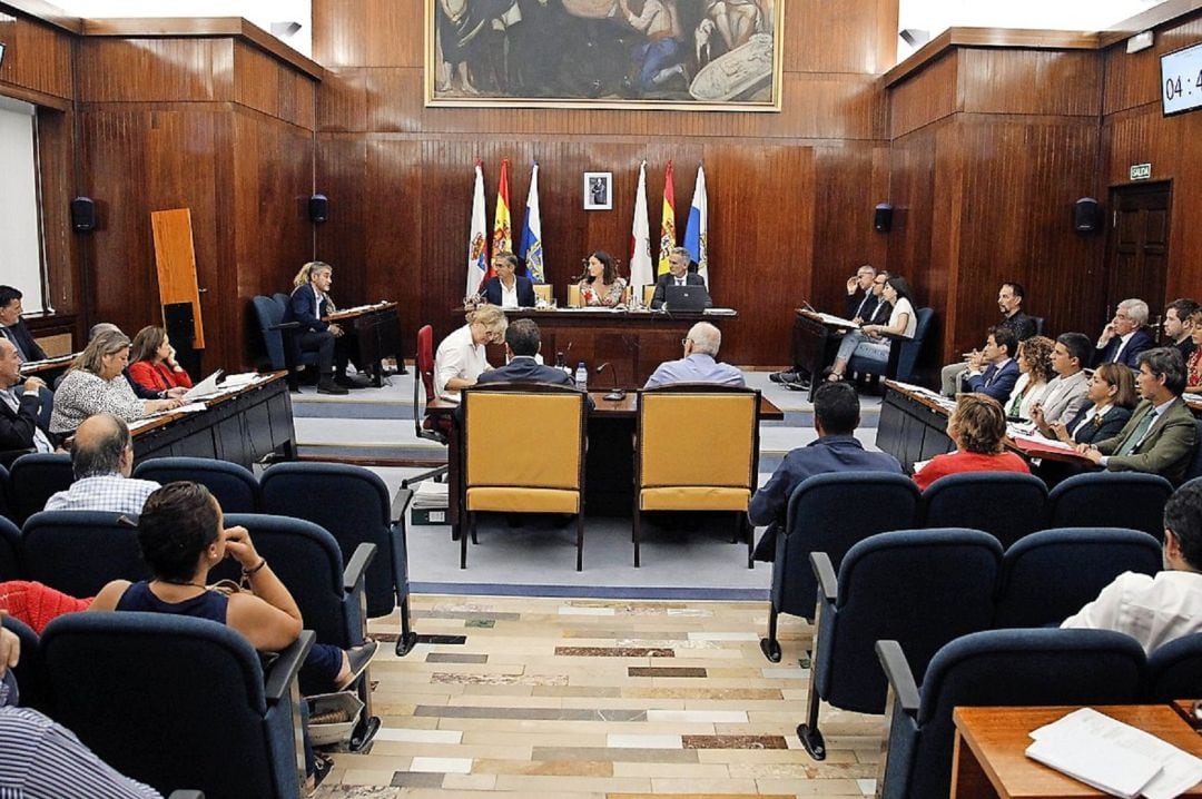 Archivo- Pleno en el Ayuntamiento de Santander