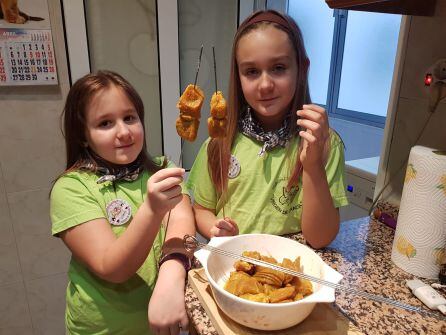 Niñas de la Agrupación Virgen de Gracia , listas para preparar unos pinchos como los que servirían en la Feria de Mayo