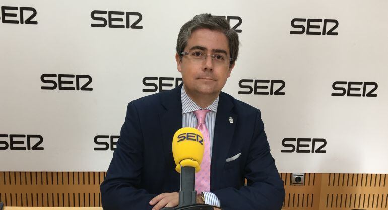 Jesús Pacheco en los estudios de Radio Murcia